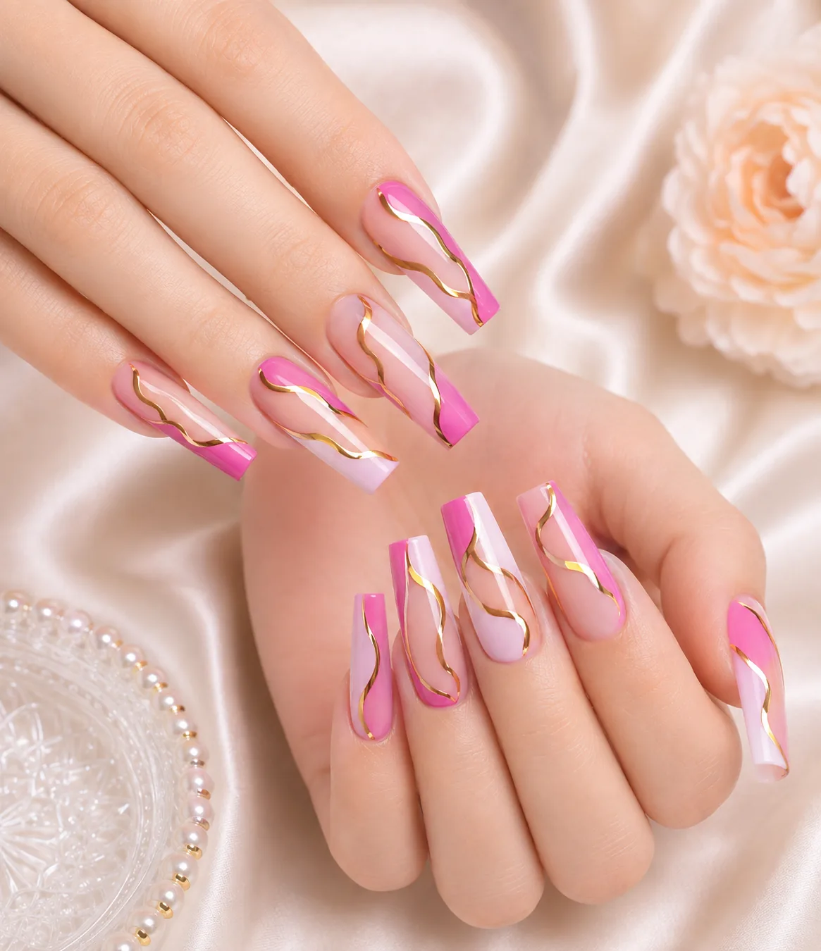 Elegantes Nageldesign in Rosa und Gold